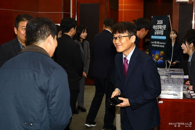 제10회 여성경제신문 금융포럼 시작에 앞서 참석 내외빈을 맞이하고 있다. /류빈 기자