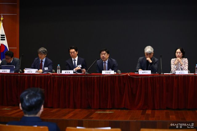 2부 토론에 참여한 (왼쪽부터) 이정두 한국금융연구원 선임연구위원,&nbsp;정유신&nbsp;서강대&nbsp;경영학과&nbsp;교수(디지털경제금융연구원장),&nbsp;홍은표&nbsp;법무법인&nbsp;광장&nbsp;변호사(블록체인법학회장),&nbsp;주현철&nbsp;미국변호사, 류혁선&nbsp;카이스트(KAIST) 경영공학부 교수, 박혜진&nbsp;서강대학교 AI 소프트웨어 융합대학원 교수 /류빈 기자