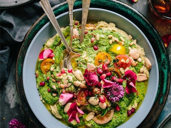 꽃을 곁들인 샐러드는 눈을 즐겁게 할 뿐만 아니라 풍부한 비타민과 항산화 성분을 제공한다. /출처=픽사베이