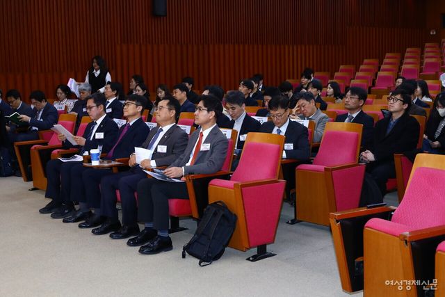 제10회 여성경제신문 금융포럼에 참석한 내외빈 모습 /류빈 기자