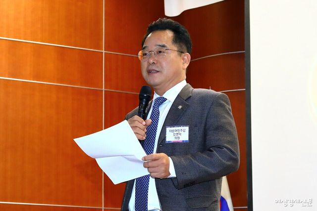 18일 한국금융투자협회 불스홀에서 개최한 제10회 여성경제신문 금융포럼에서&nbsp;민병덕 더불어민주당 의원이 축사를 하고 있다.&nbsp; /류빈 기자