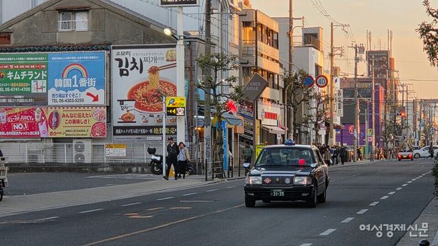 전문가들은 오사카 코리아타운을 일본 MZ세대에게 가장 가성비 높은 '이국적 테마파크'로 평가한다. 다만 급격한 상업화가 공간 고유의 매력을 훼손하지 않으려면 임대료 안정화 등 상생 방안이 필수적이다. 관광객 유치와 거주민의 삶의 질을 동시에 잡는 질적 성장이 요구된다. /김현우 기자=일본, 오사카