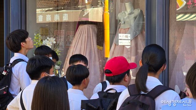 일본 오사카부 이쿠노구에 위치한 코리아타운에서 일본 중학생들이 한복을 보며 한국 문화에 대해 배우고 있다. /김현우 기자=일본, 오사카