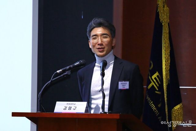 18일 서울 여의도에서 개최된 여성경제신문 제10회 금융포럼에서 강형구 한양대학교 교수는 AI 자동결제 시대에는 기존 카드·계좌 시스템을 대체할 결제 인프라로 스테이블코인이 필요하다고 분석했다. /류빈 기자