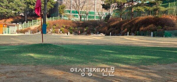 한라산 백록담을 닮은 홀컵으로 쉽게 넣을 수 없는 공포의 홀컵이다. /박종섭