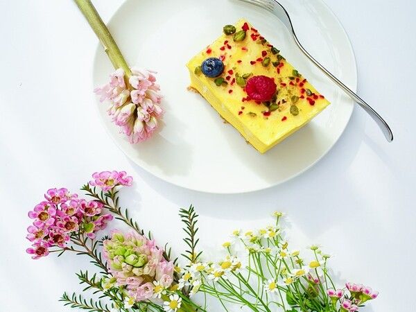 정원에서 시작된 꽃잎이 접시에 담기다.(팜투테이블) /픽사베이