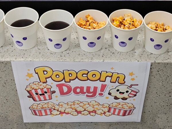 팝콘 같은 간식을 나누는 것도&nbsp;치과를 병원이 아닌 일상의 공간처럼 느끼게 하려는 시도의 하나다. /전승준