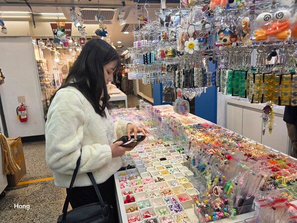 동대문 종합시장 부자재상가에서 볼꾸 제품을 고르는 사람들 /사진=홍미옥