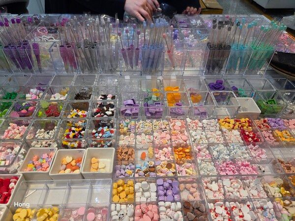 올망졸망한 아이템으로 볼펜꾸미기의 성지가 된 동대문종합시장/사진=홍미옥