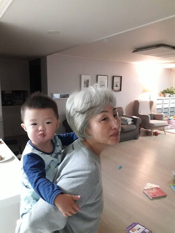 할미의 좁은 등도 좋아 신난 손주 /이수미