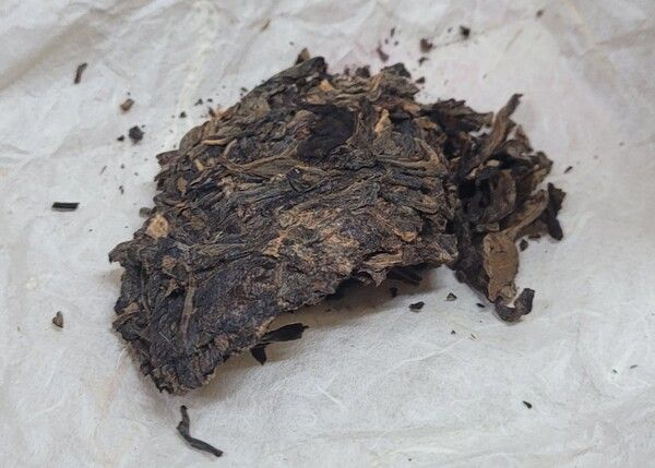 100g 소병으로 만든 노반장인데 이제 10g이 남아있고 이 날 5g을 우렸으니 남은 양으로는 한 번 우릴 수 있다.