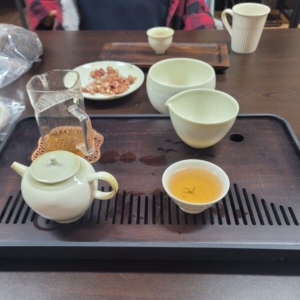 차를 가져온 선배와 둘이서 노반장 네 종류를 마시며 가진 찻자리, 20년 이상 보이차를 마시고 있는 분이라 배울 게 많았던 자리였다.