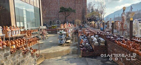오가는 길에 찾아보는 맛집 멋집도 여행의 즐거움이다. 카페의 수많은 조각품들 /박종섭