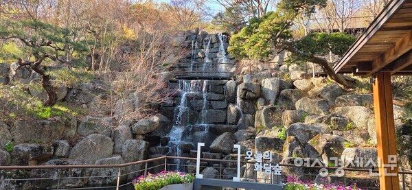 작은 폭포에서 내려오는 시원한 물소리 포토존 /박종섭