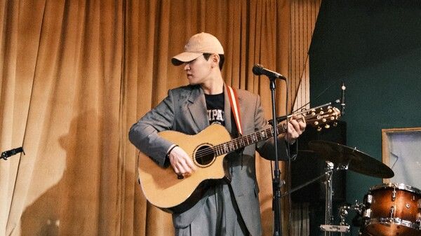 통기타를 들고 공연을 하는 모습 /권혁주
