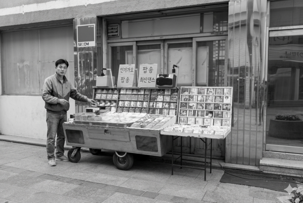 당시 길보드차트라고 불려지던 불법음반&nbsp; 노점상. AI 재현 이미지 /구성=김성만