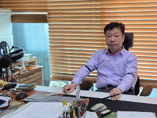 바로척척의원 이세라 원장. 대한외과의사회 명예회장으로 수가 구조 개선의 필요성을 강조했다. 이세라 원장은 바로척척의원을 경영하며 유튜브 이사부를 운영하고 있다. 현실적인 의료 체계 구축에 노력하며 모든 이가 아프지 않은 세상이 오기를 바라고 있다.&nbsp; /김성주