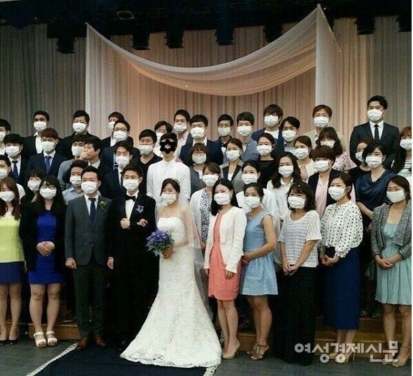 중국 우환에서 일어난 질병이 전세계로 퍼지며 결혼식장에 신풍속을 가져왔었다. /박종섭