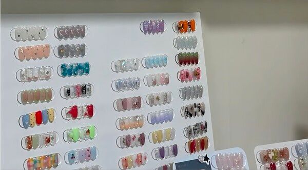 올 봄 여성들의 손톱을 꾸며줄 다양한 디자인의 네일아트 재료 /사진=홍미옥