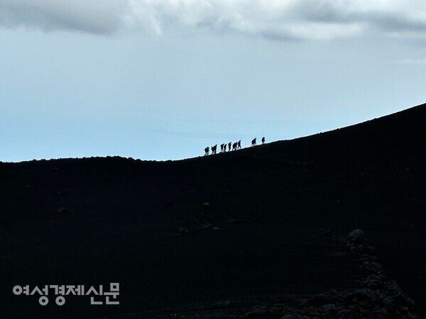에트나 화산의 분화구를 보려는 사람들이 봉우리 능선을 걸어 오른다. /사진=박재희
