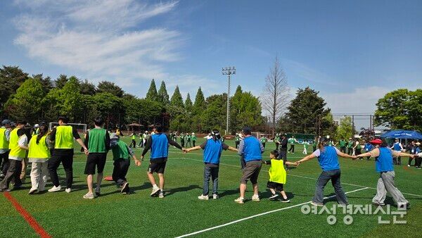 온가족이&nbsp; '둥글게 둥글게 ' 노래에 맞춰 벌이는 짝짓기 놀이는&nbsp; 서로를 더욱 가깝게 한다. /박종섭