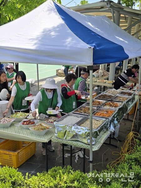금강산도 식후경,&nbsp; 맛있는 뷔페를 즐기고 /박종섭