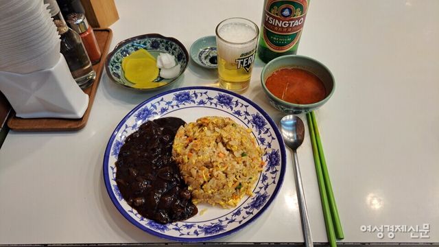볶음밥에는 맥주가 어울린다. /이상무 기자