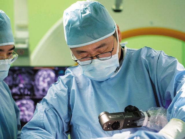 20일 여성경제신문이 장 교수를 만나 파킨슨병에서 DBS를 고려하는 기준, 수전증에서 고집적초음파뇌수술이 선택되는 경우, 정밀 뇌수술이 적절한 시점에 환자에게 연결되기 위한 의뢰체계 과제를 물었다. /본인 제공