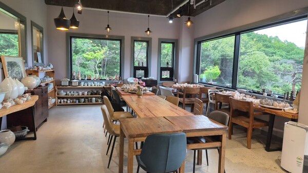 봉마루 도자기 공방. 테이블 위 작약 한 다발이 이 글의 시작이었다. 봉마루는 고향으로 귀촌한 부부가 운영하는 도자기 공방이다. 도자기 체험과 함께 작약을 심어 판매하고 있다. /김성주