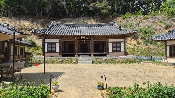 안동시 서후면 연당고택, 본채 추원재. 연당고택은 지금은 누구나 와서 하룻밤 묵고 갈 수 있는 한옥숙박이 되었다. 시골 한옥은 일부러 만들 필요가 없는 허쉬피탈리티 시설이다. /김성주