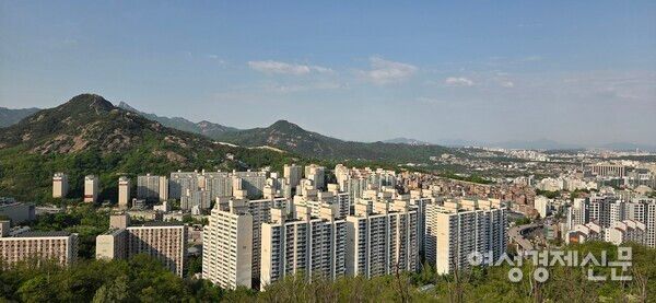 안산자락길 정상에서 보는 서울시내 모습. 멀리 청와대 지붕이 보인다. /박종섭