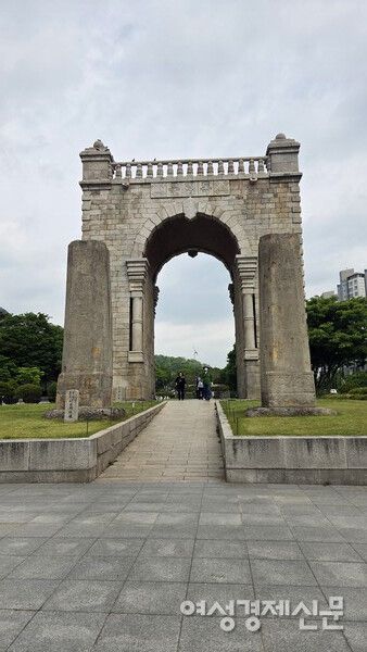 독립문은 자주독립의 상징으로 독립협회에 의해 세워졌다. /박종섭