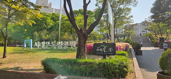 서대문 독립공원에는 3·1독립선언 기념탑과 서대문 형무소 역사관이 보존되어 있다. /박종섭