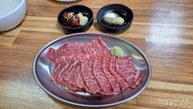 맛집 칼럼 완성을 위해 평소엔 하기 힘든 육사시미에 도전해봤다. 쫄깃하다. /이상무 기자