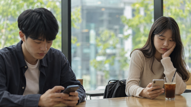 스마트폰 보급이 출산율 하락의 원인 중 하나일 수 있다는 미국 연구 결과가 나오면서 한국의 초저출산 문제도 새 관점에서 들여다봐야 한다는 분석이 나온다. 저출산 논의가 주로 집값·사교육비·고용 불안·돌봄 부담에 집중돼 왔다면 이제는 청년층이 실제로 만나고 관계를 맺는 방식 자체가 바뀐 점도 함께 봐야 한다는 것이다. /챗GPT 생성