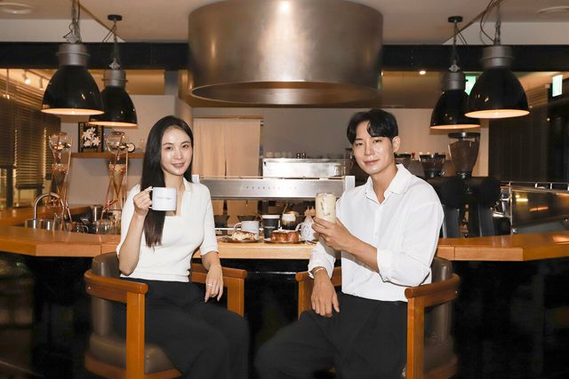 신세계백화점 강남점 11층 카페 카테고릭에서 스페셜티 브루잉 커피를 소개하는 모델 /신세계백화점