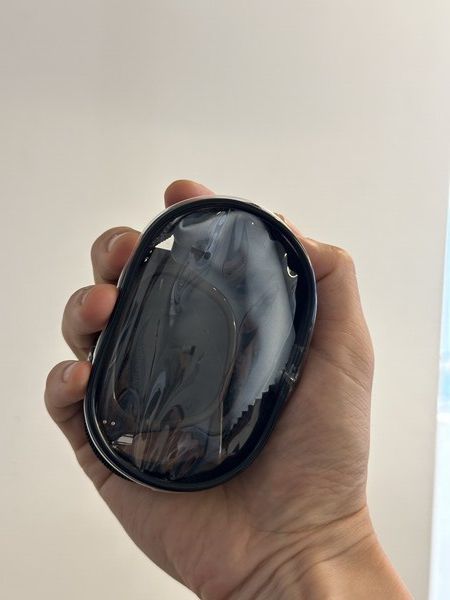 한 손바닥 크기를 접힌 선글라스를 이렇게 작은 파우치에 넣어 보관할 수 있다. /권혁주