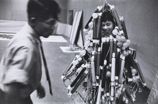 //WWW.TATE.ORG.UK/ART/ARTWORKS/OTSUJI-TANAKA-ATSUKO-ELECTRIC-DRESS-2ND-GUTAI-EXHIBITION-P82296 /COURTESY OF TATE MODERN