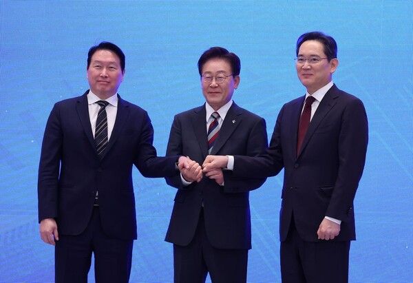 이재명 대통령과 이재용 삼성전자 회장, 최태원 에스케이(SK)그룹 회장이 지난달29일 청와대에서 열린 ‘대한민국 대도약 3대 메가프로젝트 국민보고회’에서 손을 맞잡고 있다. / 청와대