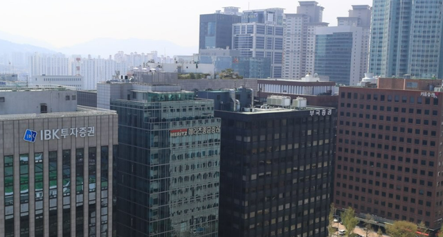 투자자가 거래를 통해 수익을 낼지는 매수 가격과 매도 시점에 따라 달라진다. 반면 주식 거래가 늘어나면 증권사는 수탁 수수료를 얻는다. 증권사에는 더 많은 고객을 시장에 참여시키고 거래를 확대할 경제적 유인이 있는 셈이다. /연합뉴스