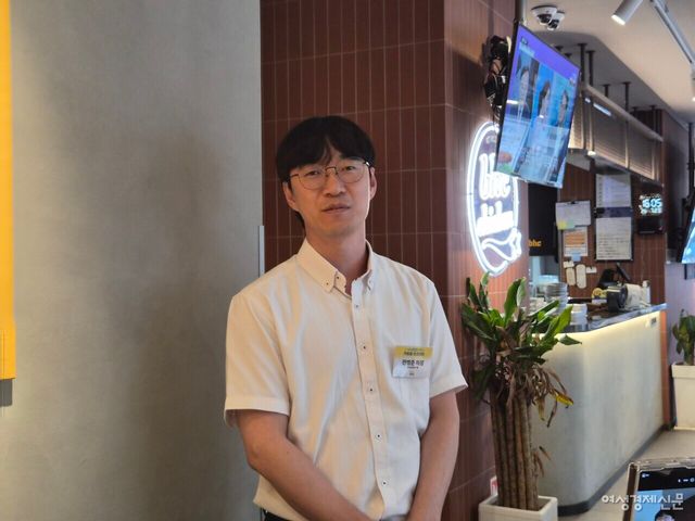 전병준 다이닝브랜즈그룹 메뉴개발팀 차장이 신메뉴 커링클 개발 과정에 대해 설명하고 있다. /류빈 기자
