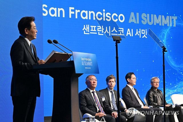 이재명 대통령이 24일(현지시간) 미국 샌프란시스코 더 미드웨이에서 열린 '샌프란시스코 AI 서밋'에서 '샌프란 AI 선언'을 발표하고 있다. /연합뉴스