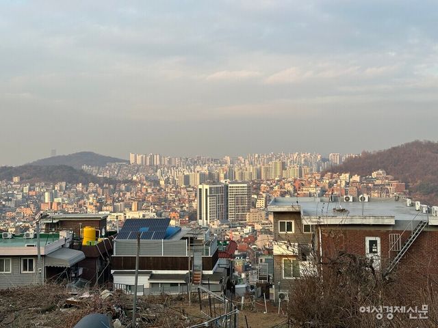 서울 관악구 대학동 고시촌 맨 꼭대기에서 바라본 전경. /김정수 기자