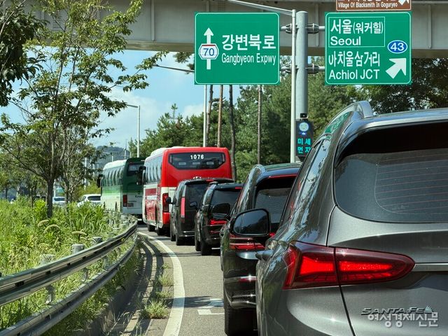 한국 자동차 등록 대수가 2500만대를 넘었다. 드라이브 스루와 전기차가 주는 편의 이면에는 심각한 교통체증이 존재한다. 근본적인 교통 문제 해결을 위해 대중교통 활성화와 보행 중심의 도시 구조 개편이 시급하다. /김현우 기자