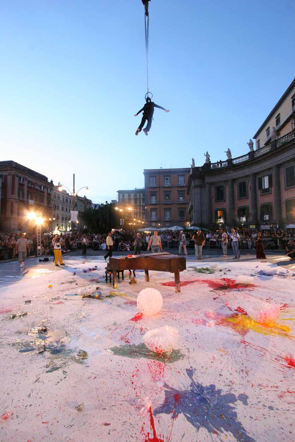시마모토의 헬리콥터에서 대형 캔버스에 물감을 뿌리는 퍼포먼스, 2005 VENICE BIENNALE /COURTESY OF WHITESTONE GALLERY
