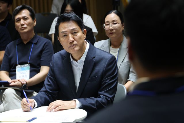 오세훈 서울시장이 6일 서울시청에서 열린 ‘부동산 정상화를 위한 시민 대토론회’에서 참석자의 발언을 경청하고 있다. /연합뉴스