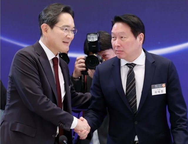 이재용 삼성전자 회장과 최태원 SK그룹 회장이 29일 청와대에서 이재명 대통령 주재로 열린 3대 메가프로젝트 국민보고회에서 악수하고 있다. / 연합뉴스