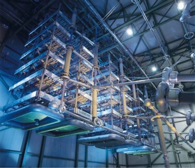 HVDC 컨버터 밸브홀 내부. 여러 층으로 쌓인 전력반도체 밸브가 고전압·대용량 전력의 흐름을 빠르게 스위칭하며 제어한다. GPU에서는 트랜지스터가 계산을 위해 전류를 켜고 끄지만 HVDC에서는 거대한 컨버터가 송전망의 전력 흐름을 제어한다. /Siemens