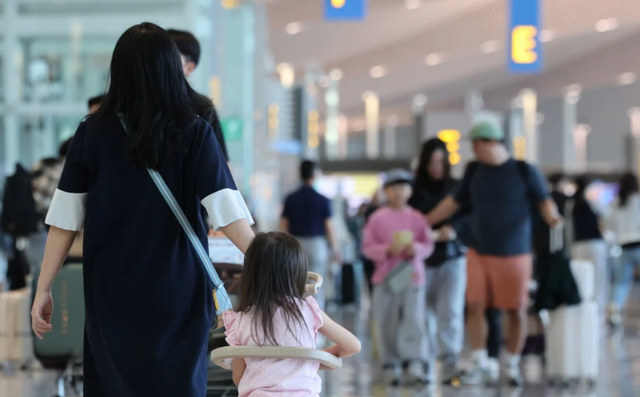 결혼정보회사 온리-유 조사 결과 돌싱 남성 42.1%는 당직을 여성 39.0%는 자녀 감기를 핑계로 명절 처가·시가 방문을 피했다. 명절 스트레스 원인도 남녀 간 뚜렷한 시각차를 보였다. /연합뉴스