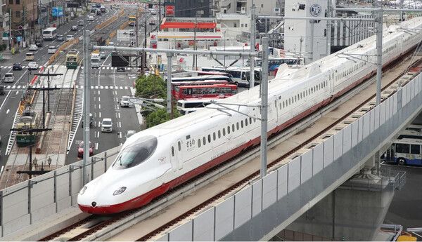신칸센이 일본 나가사키 시 상공을 지나가고 있습니다. (사진출처-=CNN, 게티이미지)